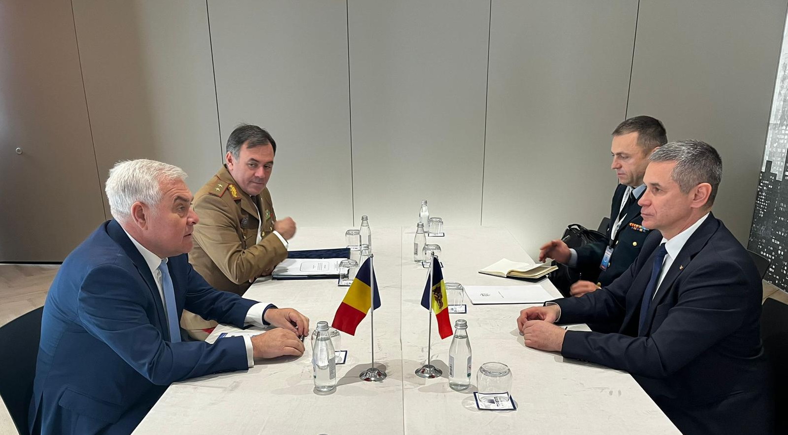 Întâlnire în format bilateral a ministrului apărării naționale cu omologul din Republica Moldova 