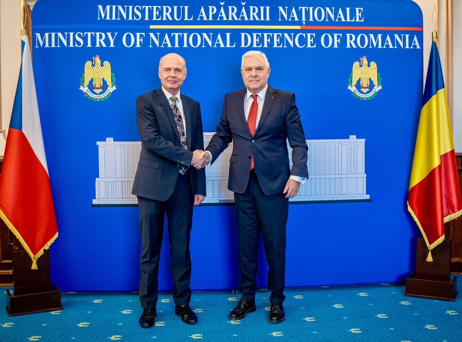 Întrevederea ministrului apărării naționale cu ambasadorul Republicii Cehe în România